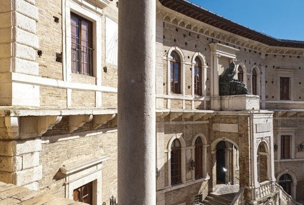 Palazzo-dei-Priori-Vista-dalla-loggetta-pensile-1100x1100-1